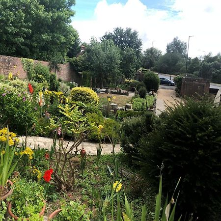 Bed and Breakfast Ponders End Newport  Exteriér fotografie